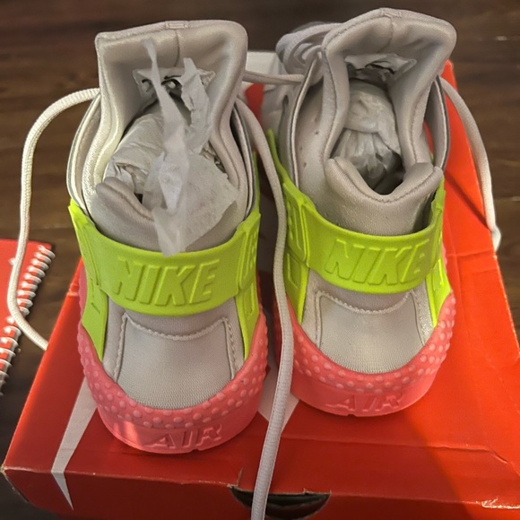 Brought them but ended up never wearing them. - Picture 4 of 4